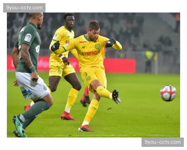 特写：南特球迷在球队保级关键战中全场站立助威，营造恐怖声浪