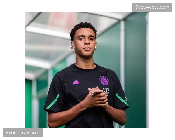 穆西亚拉半场被换下后的脚伤恢复情况追踪